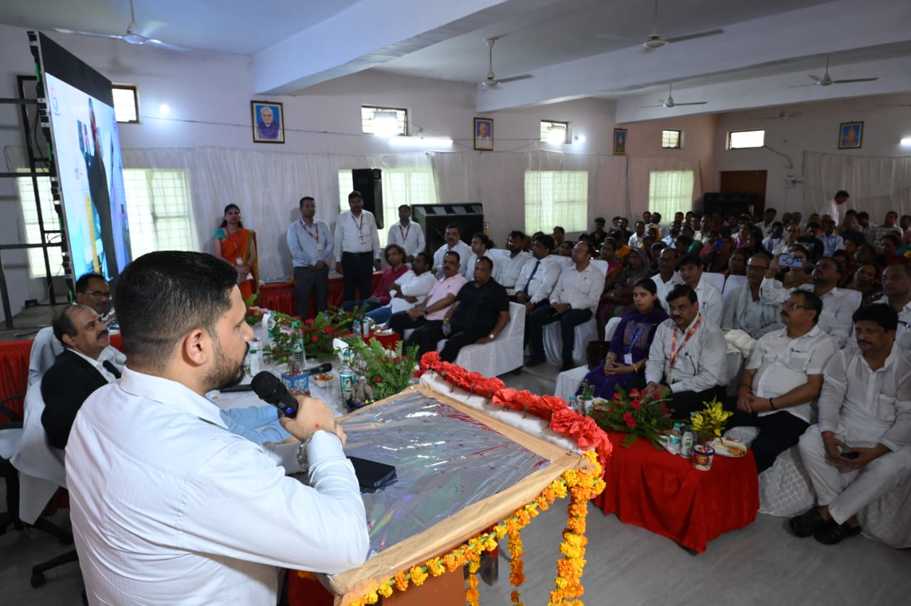 किसानों की आर्थिक उन्नति में बैंकिंग प्रणाली की भूमिका अत्यंत महत्वपूर्ण : डी एम