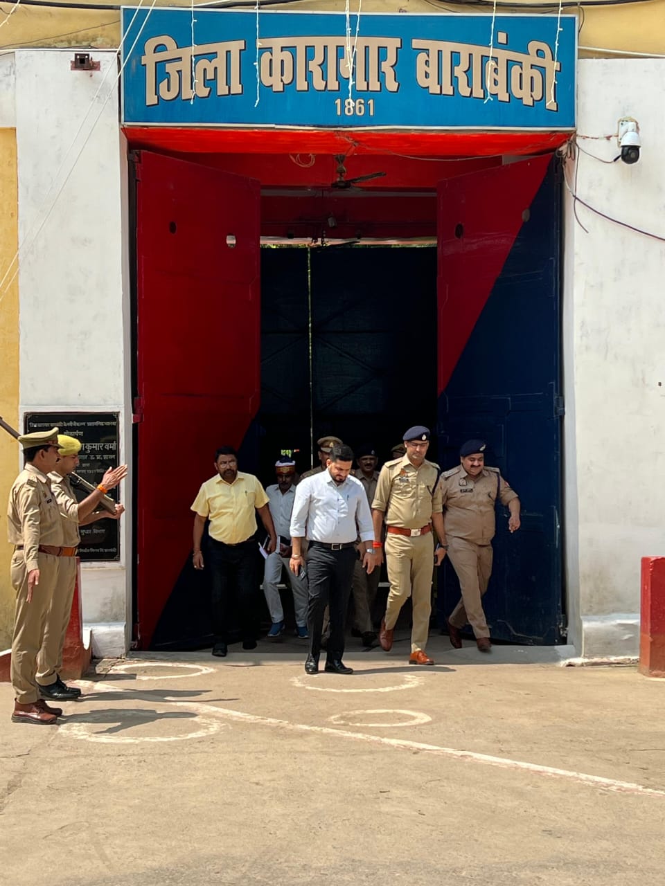 डीएम – एसपी का जिला कारागार में औचक निरीक्षण