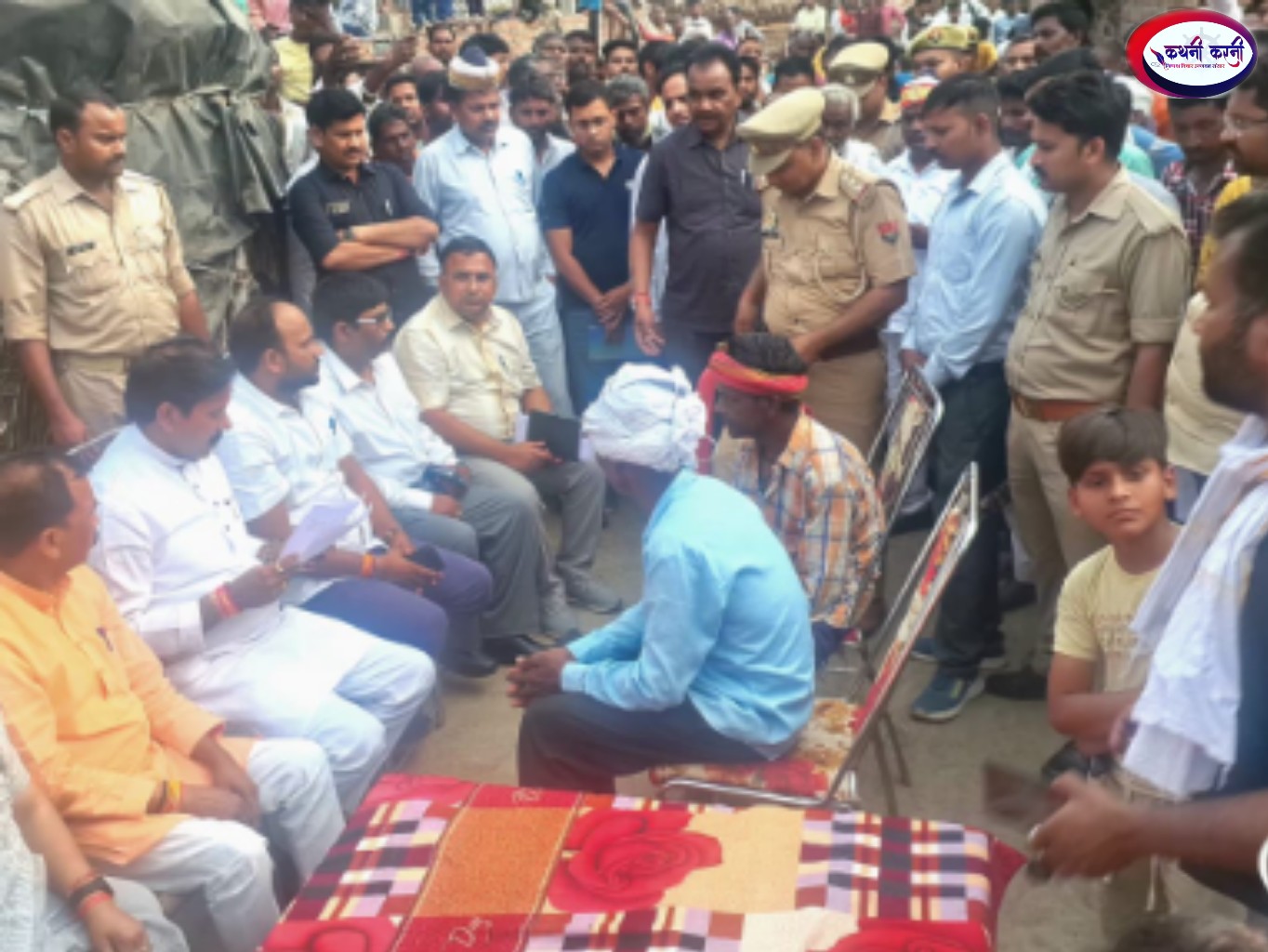 हत्या पीड़ित परिवार से मिले कैबिनेट मंत्री अनिल राजभर, मदद का दिया भरोसा